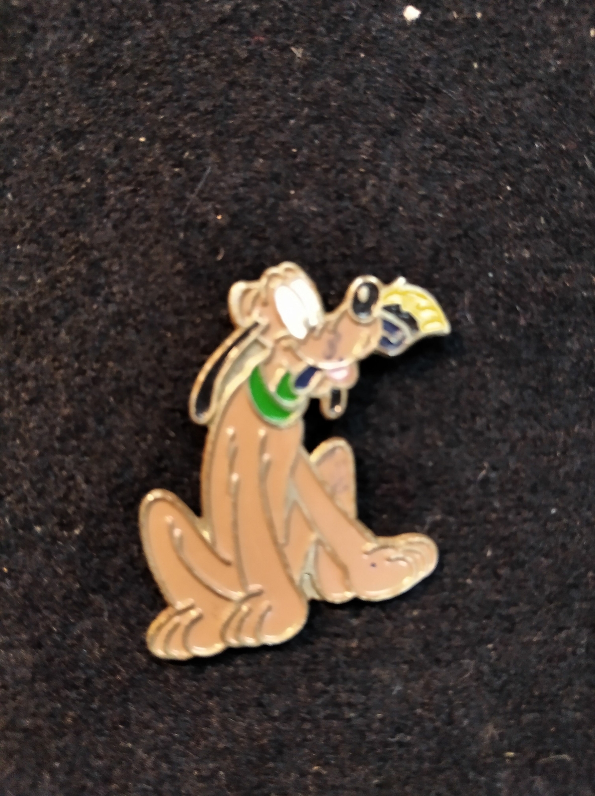 PIN DISNEY PLUTO WITH BRUSH