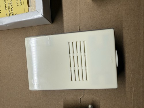 Radio d'epoca a transistor tascabile Aiwa modello AR-666, banda AM, made in Japan 1967 - Foto 3 di 10