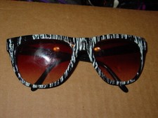 SUNGLASSES VINTAGE 1980's RETRO NEW WAVE SUMMER TIME GROOVE Plastic Frame B-2