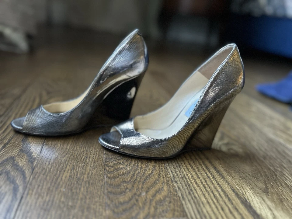 Jimmy Choo Baxen Wedge em acabamento de couro com estampa de cobra metálica dourada clara, tamanho 37 - Imagem 3 de 4