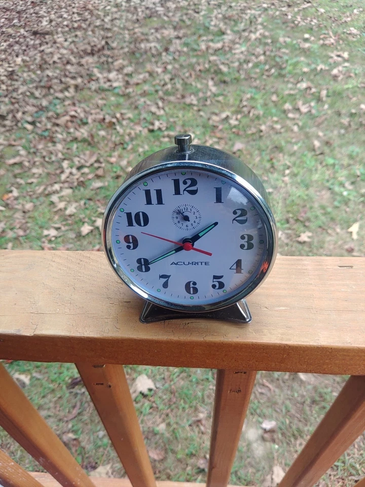 Reloj despertador de metal Acu-Rite Foto 2 de 4