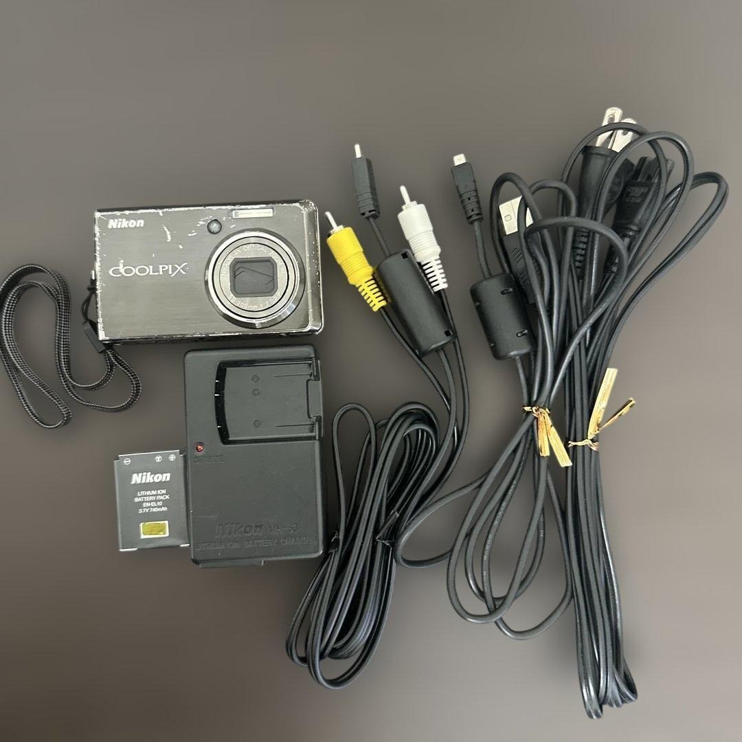 Nikon COOLPIX S600 Digital Camera Gray w/ Charger Strap