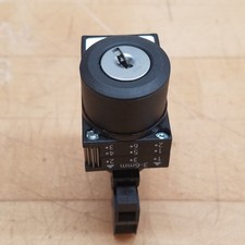 Siemens 3SB3000-4AD01 Keyed Selector Switch, 2 Position, Maintained - USED