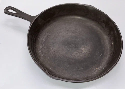 Vintage Lodge 8E 10.5" Cast Iron Skillet Heat Ring 2 Por Spouts