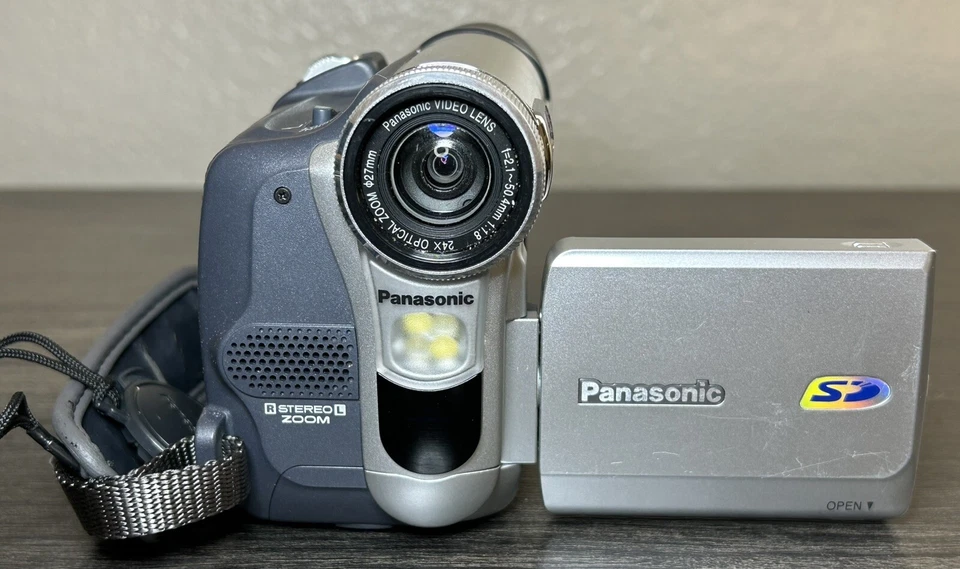 *PLEASE READ* Panasonic PV-GS15 24x Optical Zoom Silver Mini Camcorder W/ Remote - Image 2 of 4