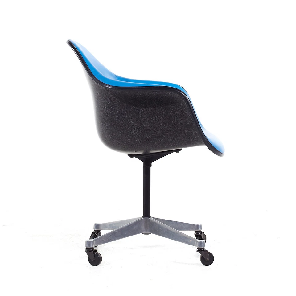 Silla de oficina giratoria Eames for Herman Miller Mid Century azul acolchada de fibra de vidrio Foto 4 de 4
