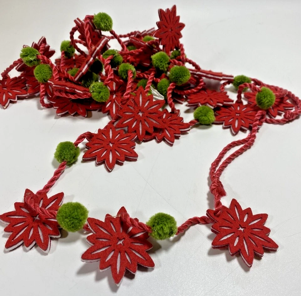 Guirnalda de pompones de pascua roja con pompones verdes de 8 pies de largo Foto 3 de 3