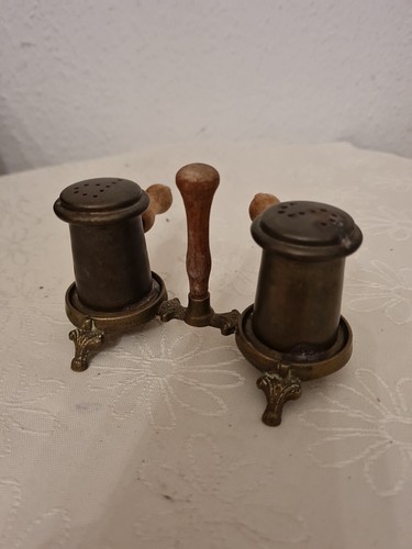 Vintage Salz und Pfefferstreuer Set mit Ständer Messing und Holzgriffen - Bild 1 von 10