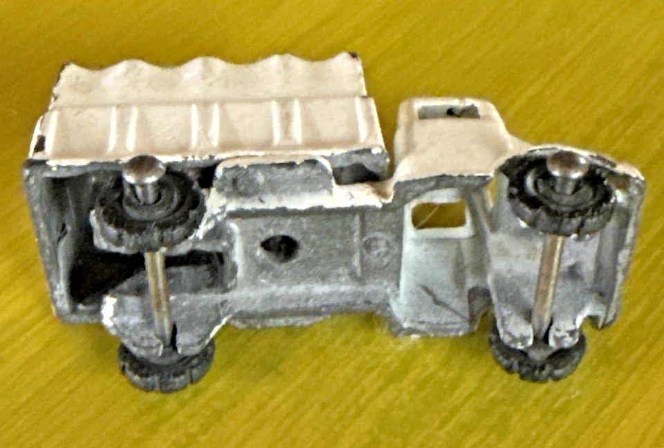 Camión de transporte de colección Barclay de metal de juguete cubierto de lona cabina de cruz roja blanca  Foto 4 de 4