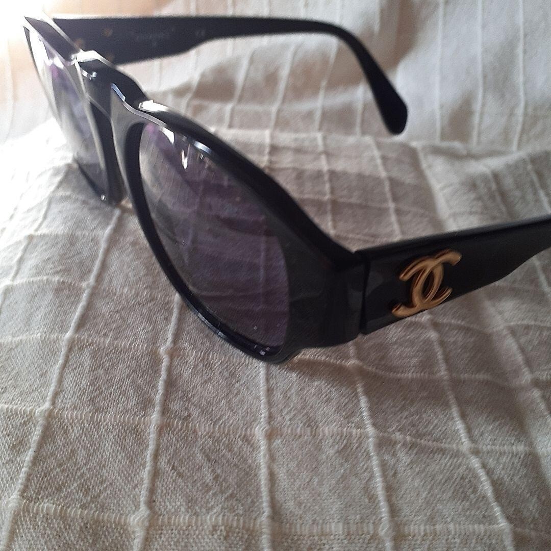 Authentic Chanel Black Frame Logo Sunglasses #01452 94305 vintage-chanel-01450-94305-  main image 2