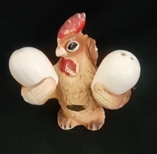 VINTAGE ARTMARK CHICKEN HOLDING 2 EGGS SALT AND PEPPER SHAKERS