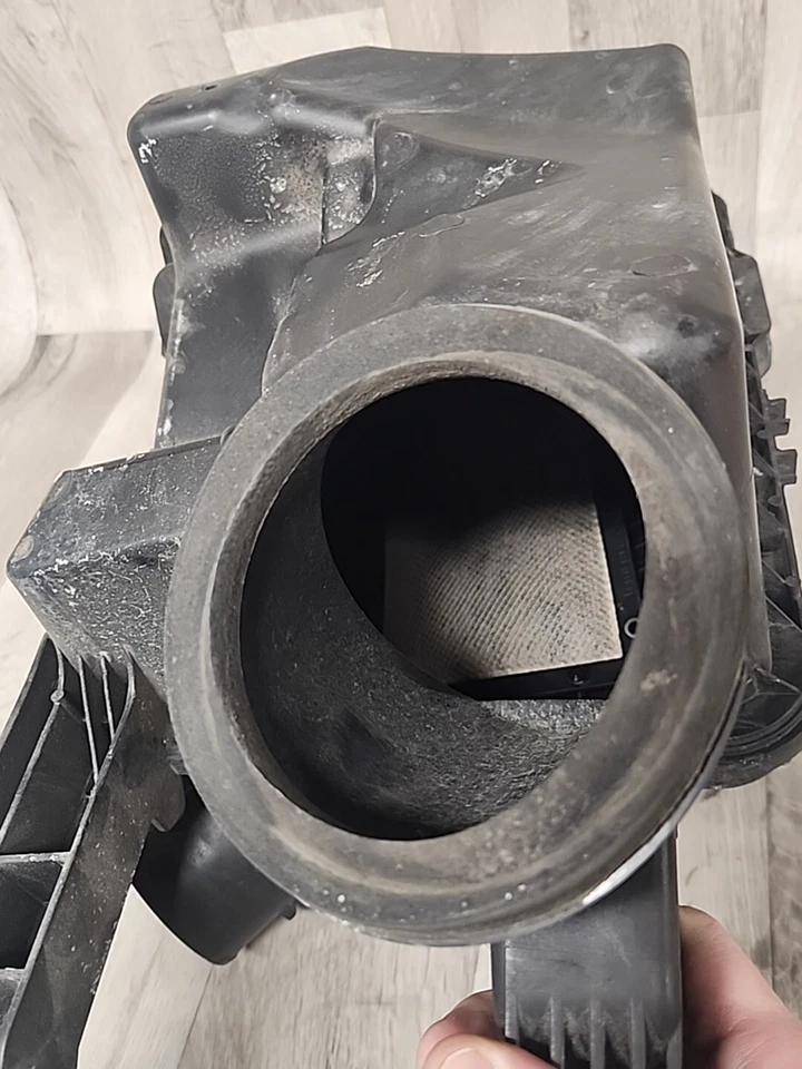 15900675 Caja de limpiador de admisión de aire 2,4 L 2009 Pontiac G6 Foto 3 de 4