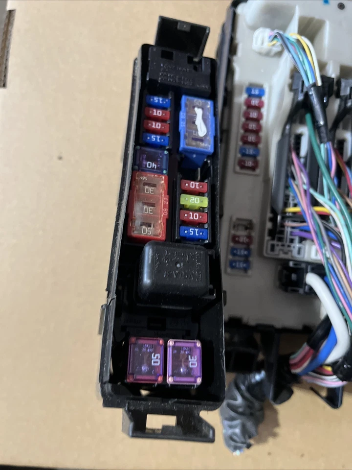 OEM 2013 INFINITI G37 automático motor de 2 puertas IPDM caja de conexiones de fusibles Foto 4 de 4