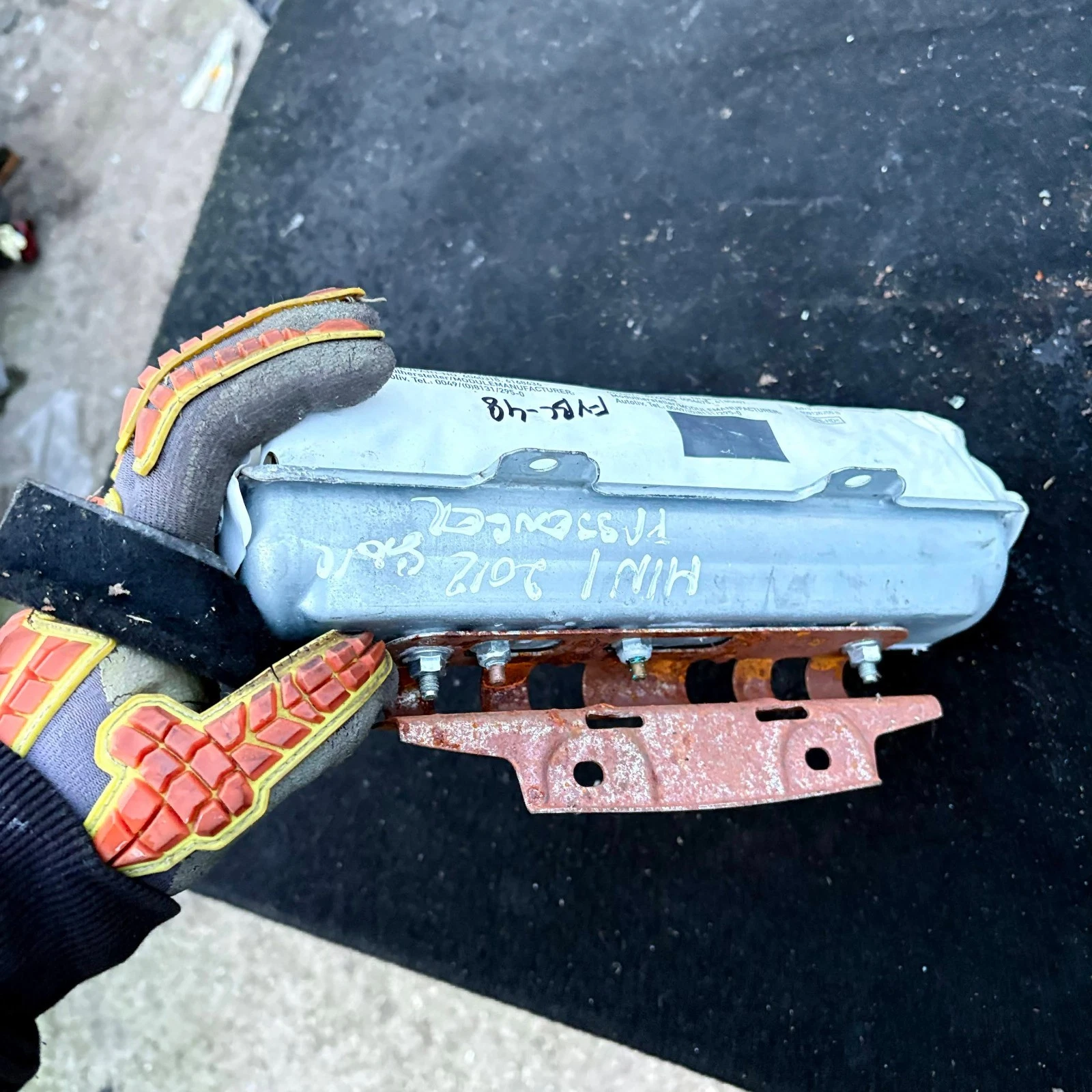 Actual MINI passenger airbag connector and mounting points