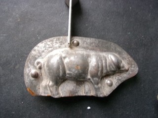 ANCIEN MOULE A CHOCOLAT ANTON REICH COCHON SUR PATTES.