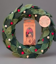 TRADER JOE'S 11.8" Handcrafted Felted Wool Wreath  Mistletoe Set