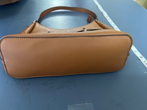 Bolso de mano Guess marrón de imitación de cuero con cierre de cremallera superior y correa única apurde - Imagen 3 de 8