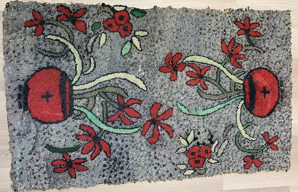  ANTIQUE HOOKED RUG FOLK ART PRIMITIVE STYLIZED RED FLOWERS FLORAL  56" x 34" - Image 2 of 4