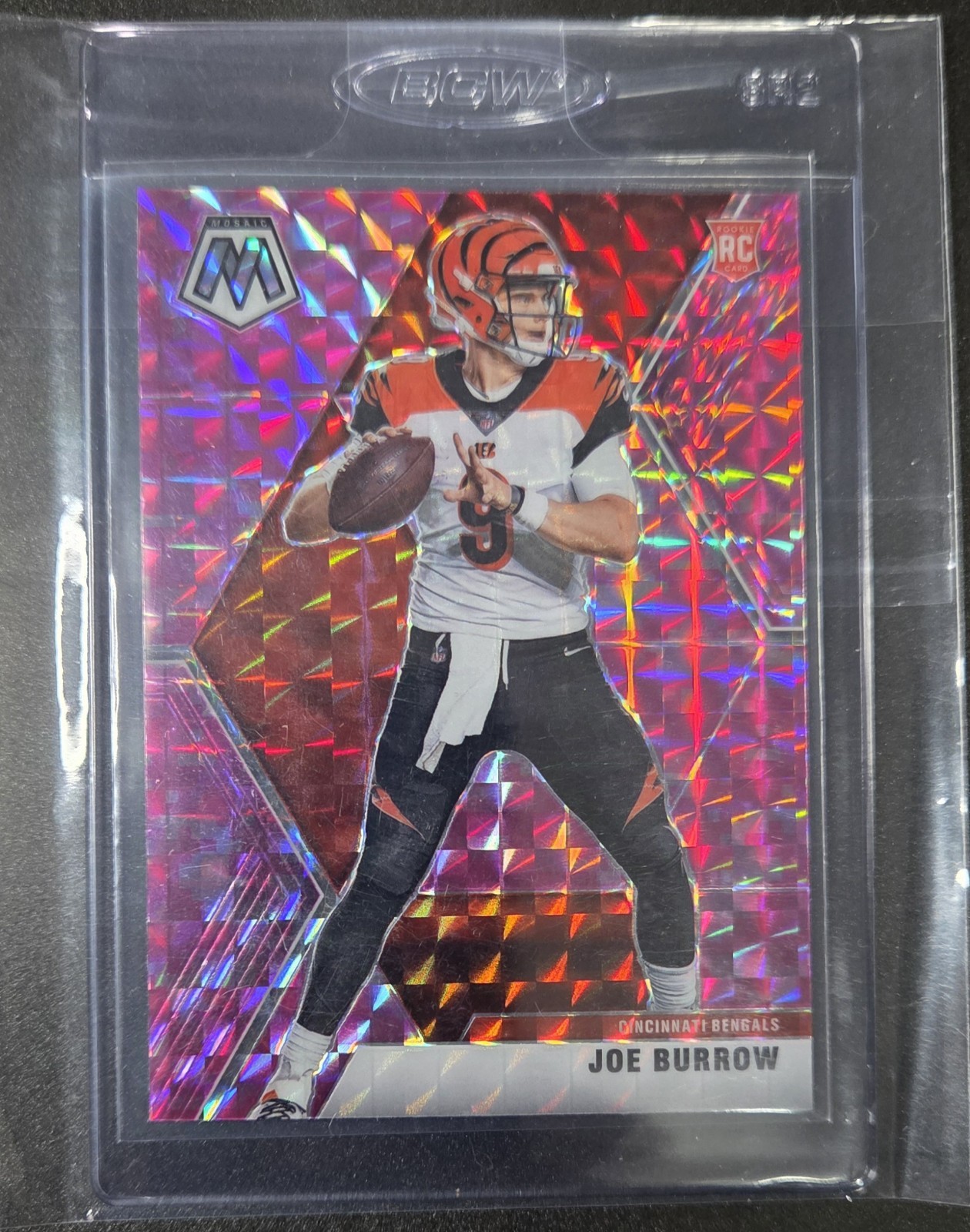 2020 Panini Mosaic Rookies Joe Burrow #201 Camo Pink Mosaic Prizm RC Grade Ready