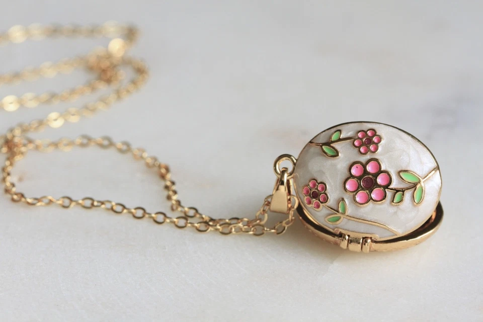 Kette Foto Medaillon Blüten: echt vergoldetes Fotomedaillon Geschenk für Damen - Bild 2 von 4