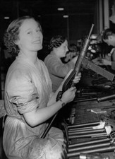 Foto en blanco y negro de la Segunda Guerra Mundial trabajadora de guerra británica pistola Sten Segunda Guerra Mundial Segunda Guerra Mundial / 1269