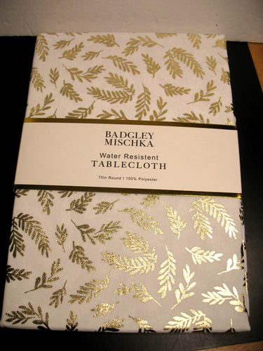 BADGLEY MISCHKA TISCHDECKE WASSERABWEISEND 70" RUND BLATTGOLD DESIGN - Bild 1 von 3