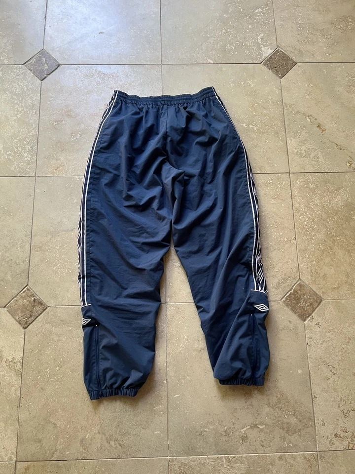 Calça jogger masculina isolada Umbro vintage tamanho GG anos 90 - Imagem 3 de 4