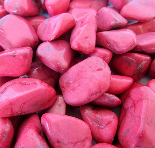 Twelve Red Howlite 15-25mm Dyed Tumbled Stones Healing Crystal Calm Anxiety Fear - 第 1/1 張圖片