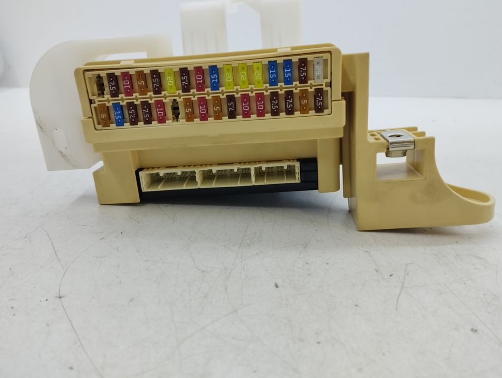 Toyota RAV 4 (XA40) Fuse Box Control Module Relay box