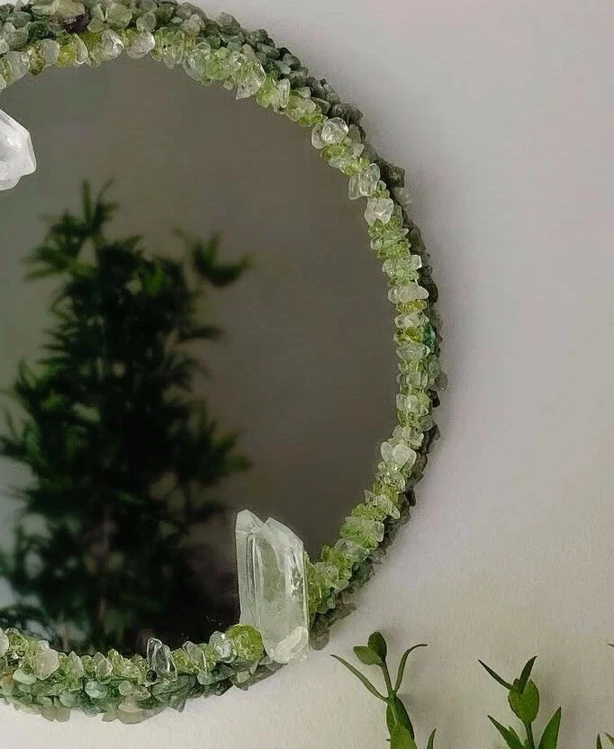 Espejo redondo de aventurina, peridoto y cuarzo | Espejo de pared de cristal hecho a mano Foto 3 de 4