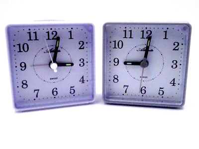 Atlanta Quarz Wecker Analog Weckwiederholung Licht verschiedene Farben 1735