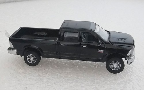 Ertl 2012 Dodge Ram Crew Cab 2500 pickup pesante pressofuso 1:64 nero nuovo - Foto 7 di 11