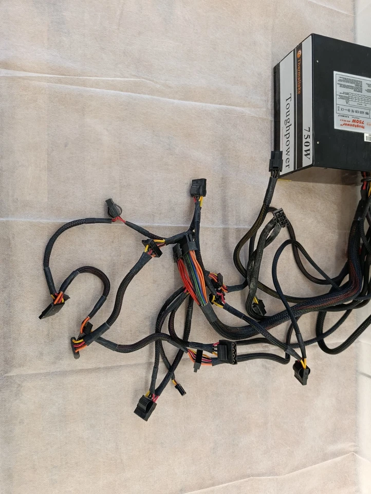 750 Watt Netzteil Thermaltake Toughpower Atx 12 V2,2  RGB 750W Modular - Bild 3 von 4