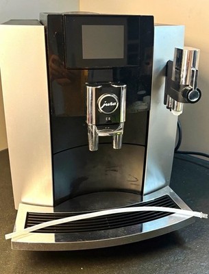 JURA E8 Kaffeevollautomat Schwarz/Silber mit Milchbehälter & Schläuchen