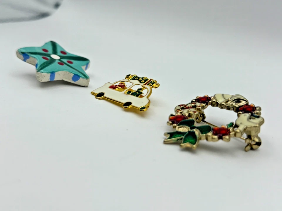 Lote de prendedores de Navidad vintage - corona, coche de vacaciones, broche adorno de estrella de cerámica Foto 3 de 4