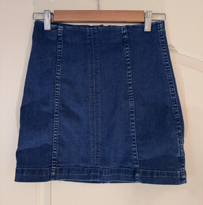 Free people Women’s Blue Solid Denim Mini Skirt Size 4 exposed back zipper 