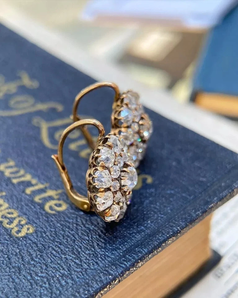 Aretes con racimo de diamantes de corte redondo de 3 quilates enchapados en oro amarillo de 14 quilates Foto 3 de 4