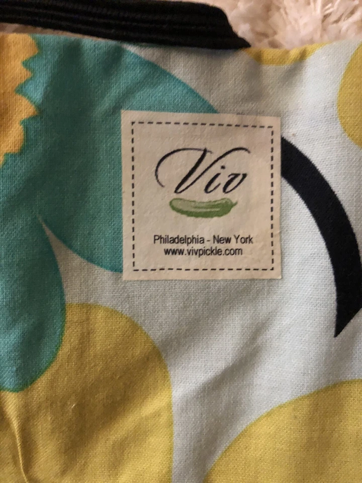 Bolsos de mano Viv Pickle personalizados, clutch negro con correa. Imán y solapa Foto 3 de 4