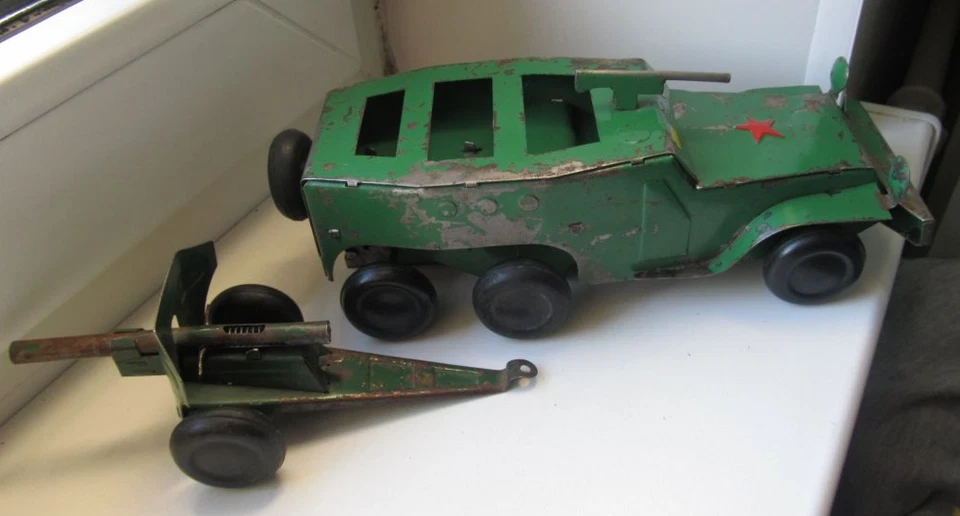 Vintage Military Toy Clockwork Tin Armored Personnel Carrier with Cannon (176) Foto 3 de 4