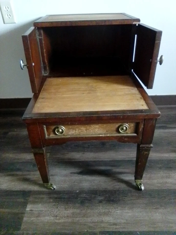 Mesa auxiliar Heritage Henredon Foto 2 de 4