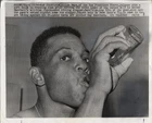 1966 Press Photo HoFer Willie Mays Drinking a Coke after 535th Career Home Run