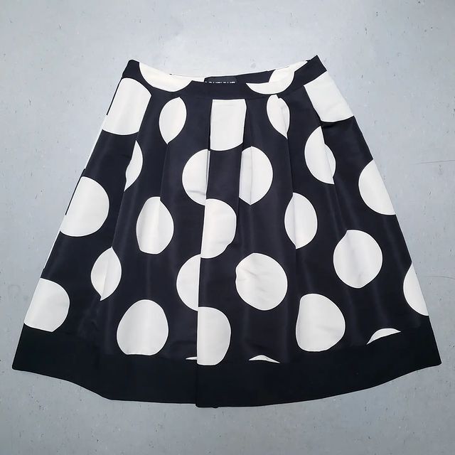 スカート Moschino Flared white skirt with polka dots NEW MOSCHINO Polka Dot Skirt Sz 10 Black and White BNWT RARE