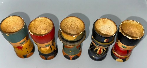 5 tazas de huevos de madera pintadas a mano vintage pintadas como soldados con soporte para colgar - Imagen 6 de 9