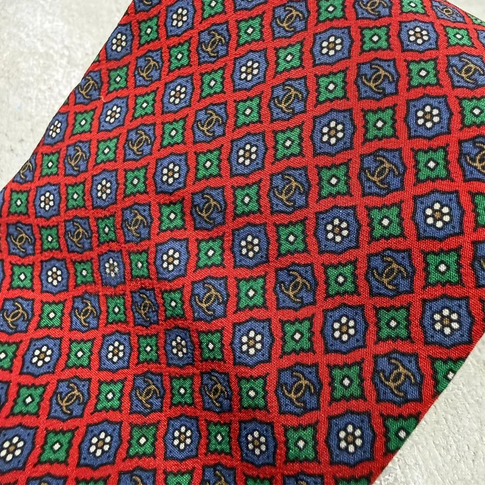 Corbata Chanel Paris Vintage Logo Patrón Hecho en Italia Satinado 100% Seda Rojo 3.75" Foto 2 de 4
