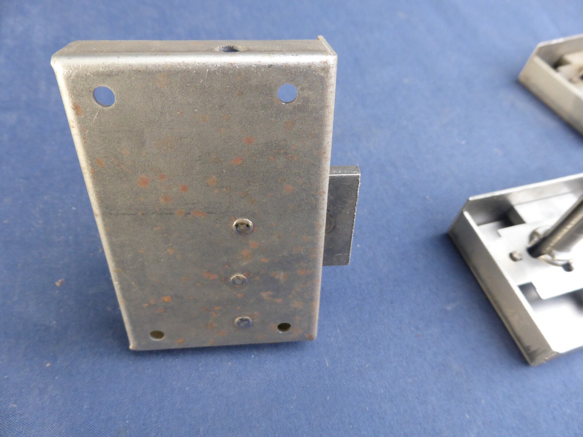 Serrure En Fer Pour Porte De Meuble, Entraxe 45 Mm, Tirage à Droite, état Neuf (stock ébéniste)