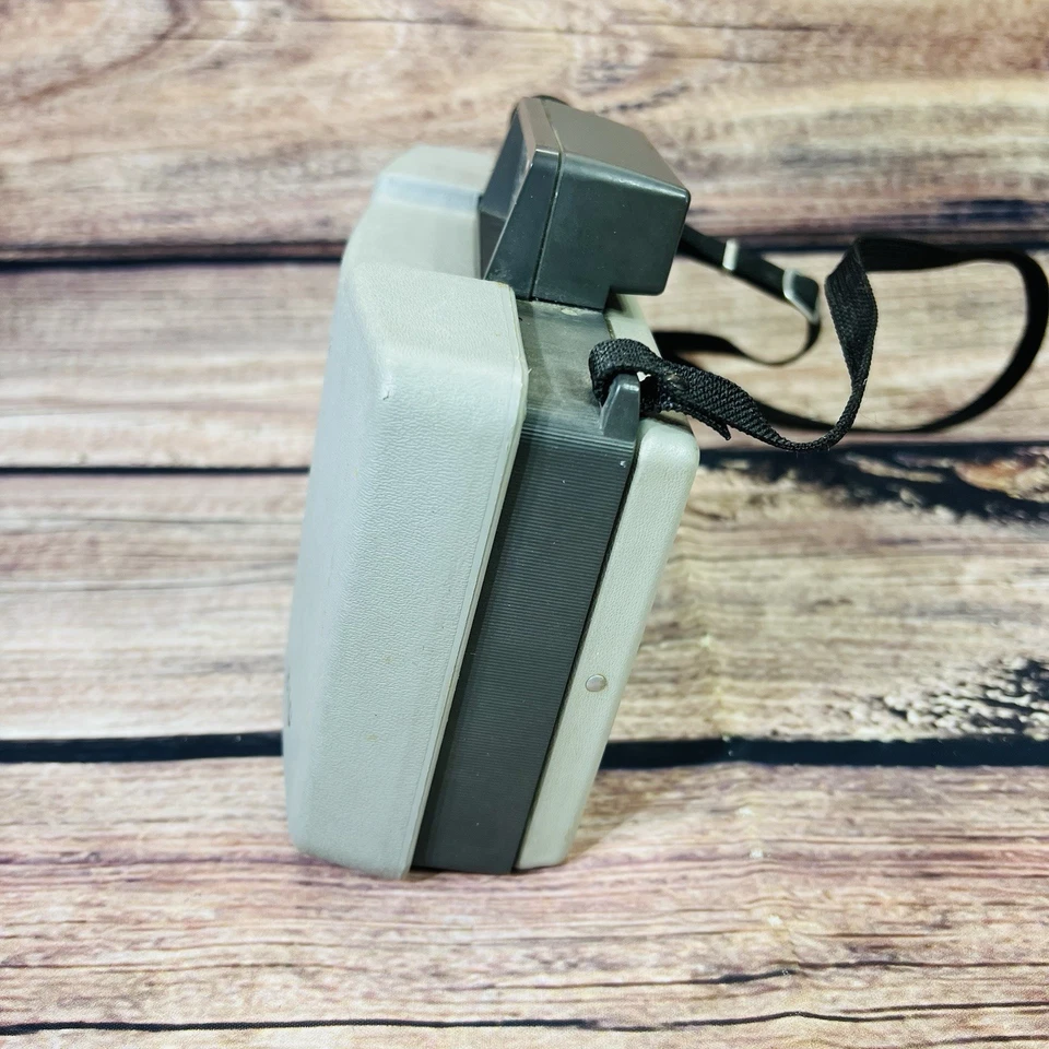 Vintage 1960s Polaroid Automatic 210 Land Camera ** NOT TESTED** - Image 2 of 4