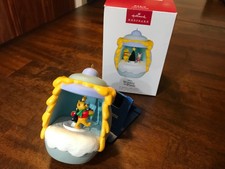 2022...Hallmark Keepsake Disney Winnie The Pooh un piccolo regalo ~ luce e movimento