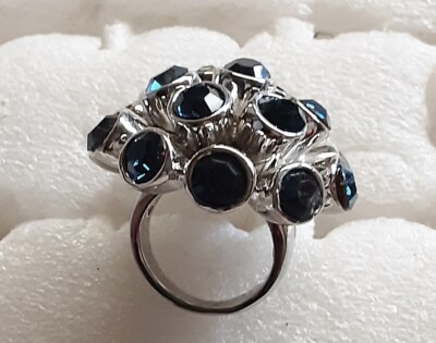 Bague Imposante Argentée Avec Cristaux Bleu Saphir - Taille 54, Occasion Bon État