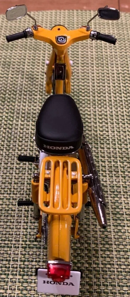 EBBRO 1/10 Honda Hunter Cub C105H Yerrow Moto Collezione Premium - Immagine 4 di 4