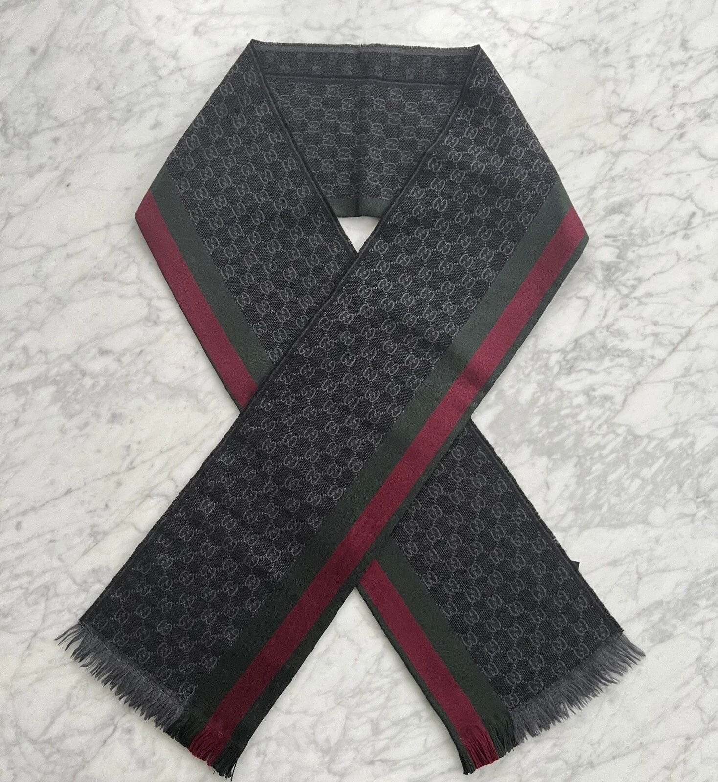 Foulard Gucci GG Logo Laine et Soie en Charbon de Bois avec Bordure Web Classique (Rouge & Vert)